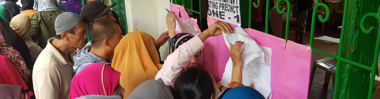 Voters look for their names inside Basak Malutlut Elementary School, Marawi City during the Bangsamoro Organic Law plebiscite Monday (January 21, 2019). Author: Nef Luczon for the Philippine News Agency