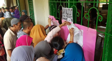 Voters look for their names inside Basak Malutlut Elementary School, Marawi City during the Bangsamoro Organic Law plebiscite Monday (January 21, 2019). Author: Nef Luczon for the Philippine News Agency